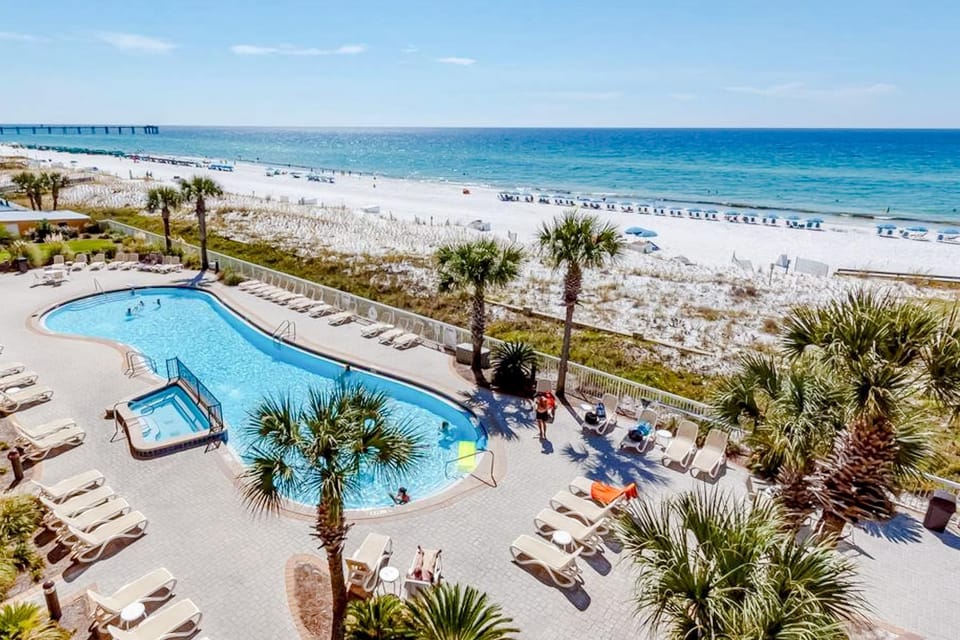 Gorgeous condo with beach access a pool hot tub central AC & washer&dryer House in Okaloosa Island