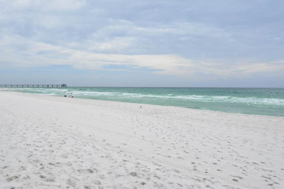 Modern Gulf-front condo with pools - close to activities shops and restaurants House in Okaloosa Island