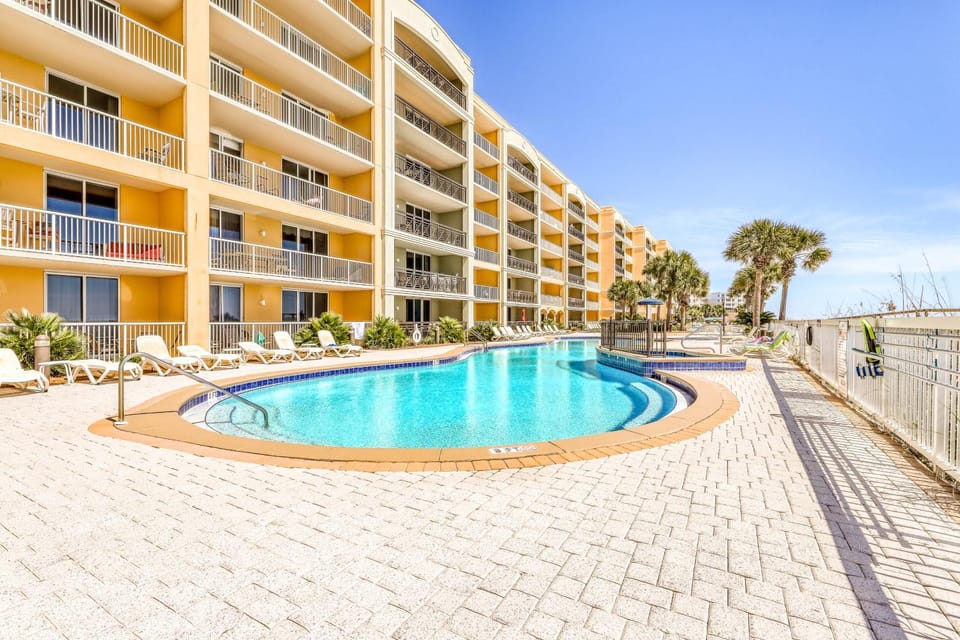 Modern Gulf-front condo with pools - close to activities shops and restaurants House in Okaloosa Island