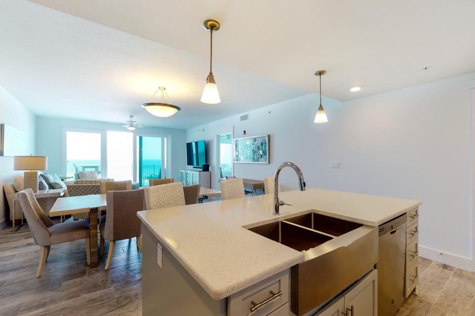 Gulf-front condo in gated community with pools on site - close to beach House in Okaloosa Island