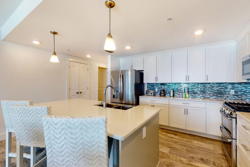 Gulf-front condo in gated community with pools on site - close to beach House in Okaloosa Island