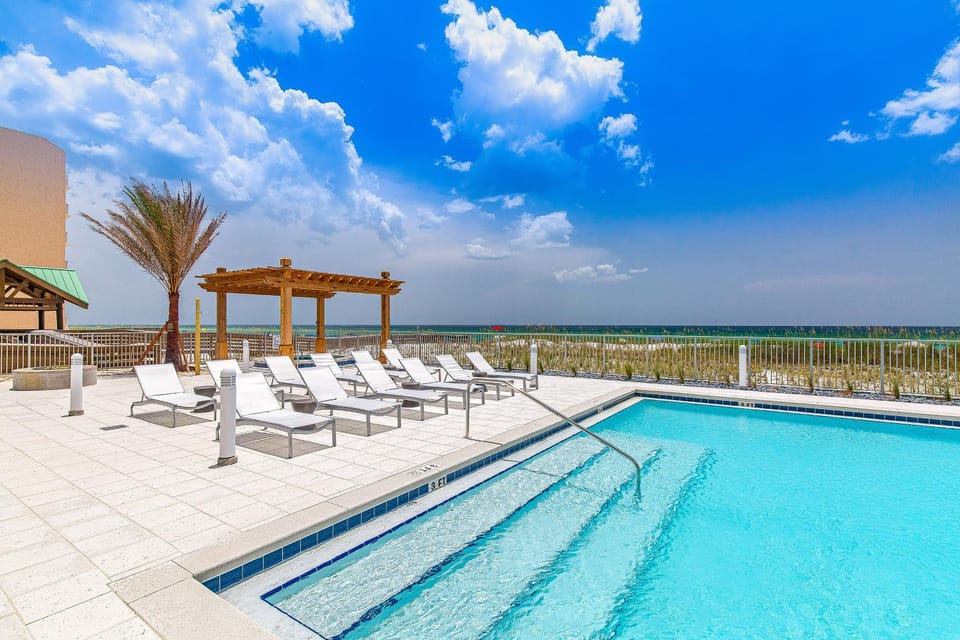 Third-floor Gulf-view condo with pool and hot tub access central AC & W&D House in Okaloosa Island