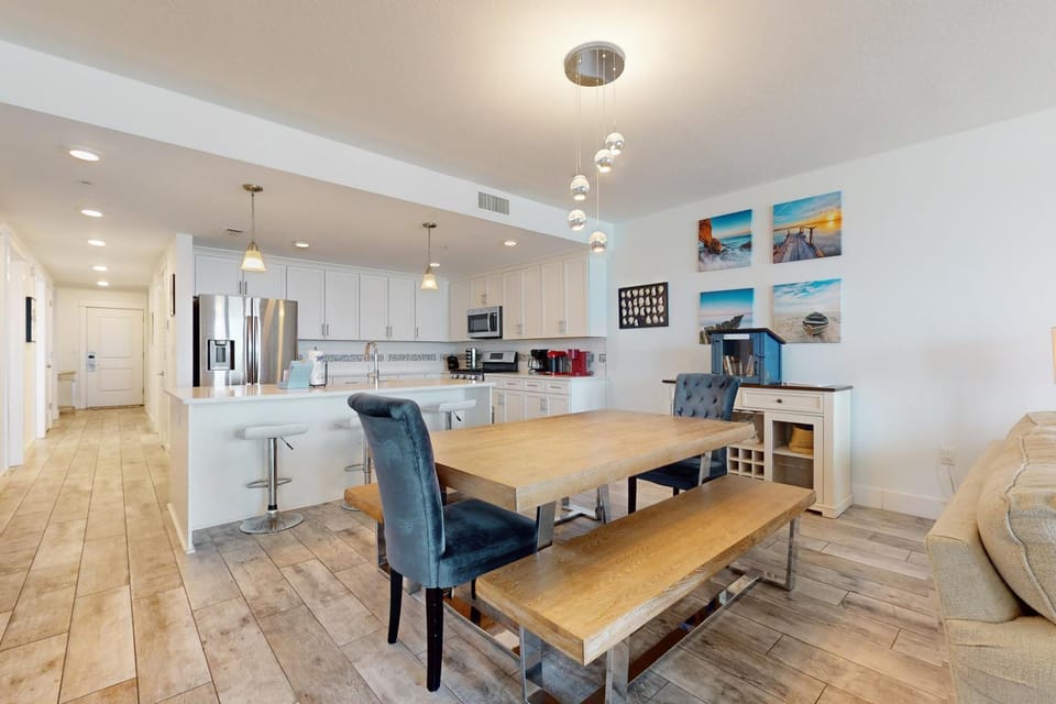 Gulf-front condo with upgraded features - quick drive to entertainment House in Okaloosa Island