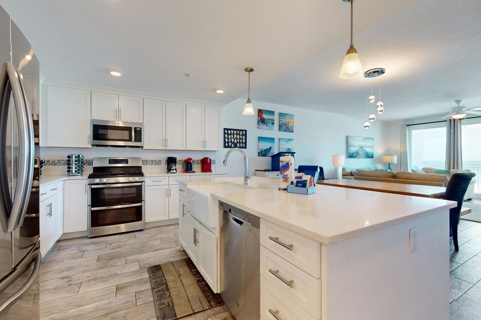 Gulf-front condo with upgraded features - quick drive to entertainment House in Okaloosa Island