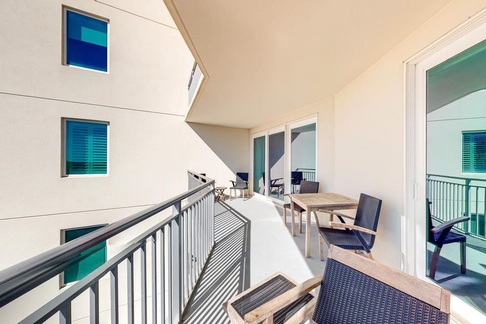 Spacious gulf-front condo with resort amenities - near restaurants House in Okaloosa Island
