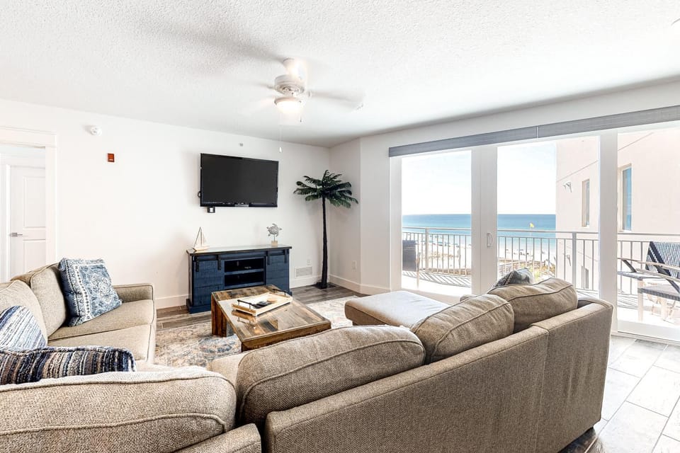 Spacious gulf-front condo with resort amenities - near restaurants House in Okaloosa Island