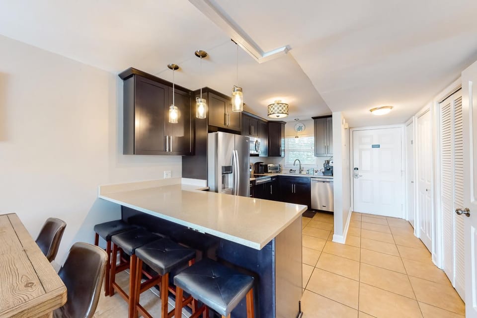 Comfortable condo near the beach with pool balcony W&D & central AC House in Okaloosa Island