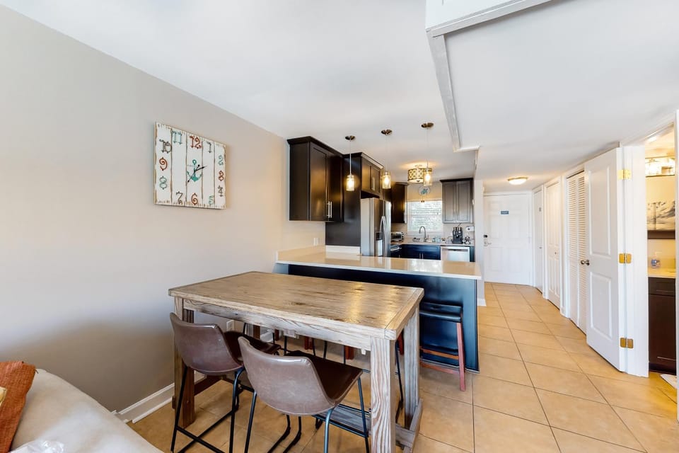 Comfortable condo near the beach with pool balcony W&D & central AC House in Okaloosa Island