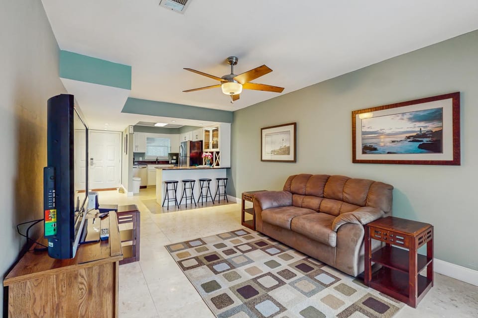 Cozy coastal condo with shared pool beach access and Wifi House in Okaloosa Island