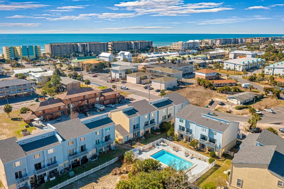 Cozy coastal condo with shared pool beach access and Wifi House in Okaloosa Island