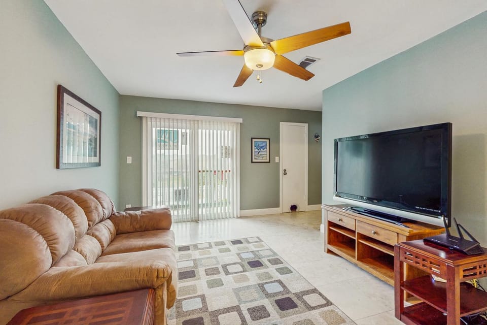 Cozy coastal condo with shared pool beach access and Wifi House in Okaloosa Island