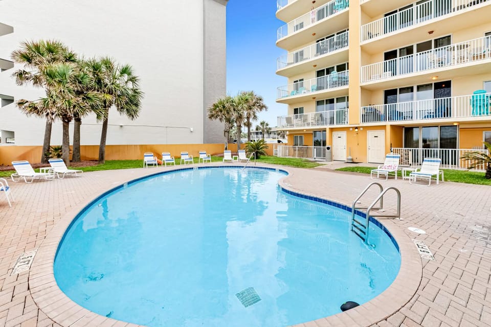 Bright & Airy Fourth-Floor Condo with Fast WiFi & a Shared Beachside Pool House in Okaloosa Island