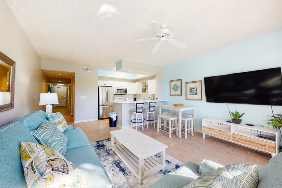 2nd-floor condo with partial Gulf view & beach service - near Shopping&Dining House in Okaloosa Island