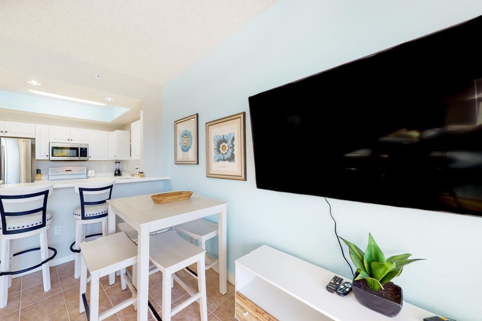 2nd-floor condo with partial Gulf view & beach service - near Shopping&Dining House in Okaloosa Island