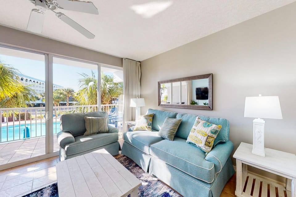 2nd-floor condo with partial Gulf view & beach service - near Shopping&Dining House in Okaloosa Island