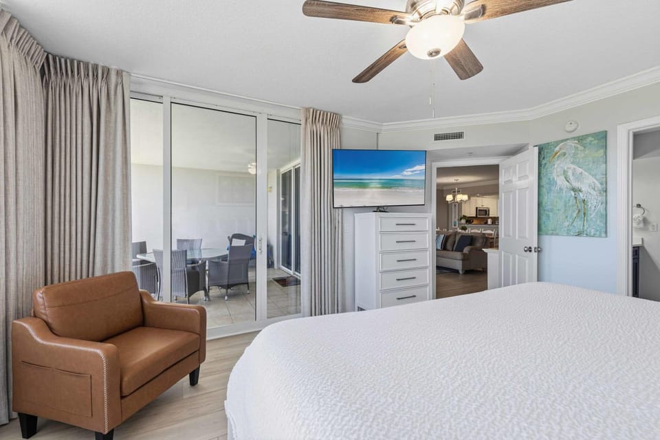 Bayfront condo steps to beach with waterfront balcony pool & lazy river House in Okaloosa Island