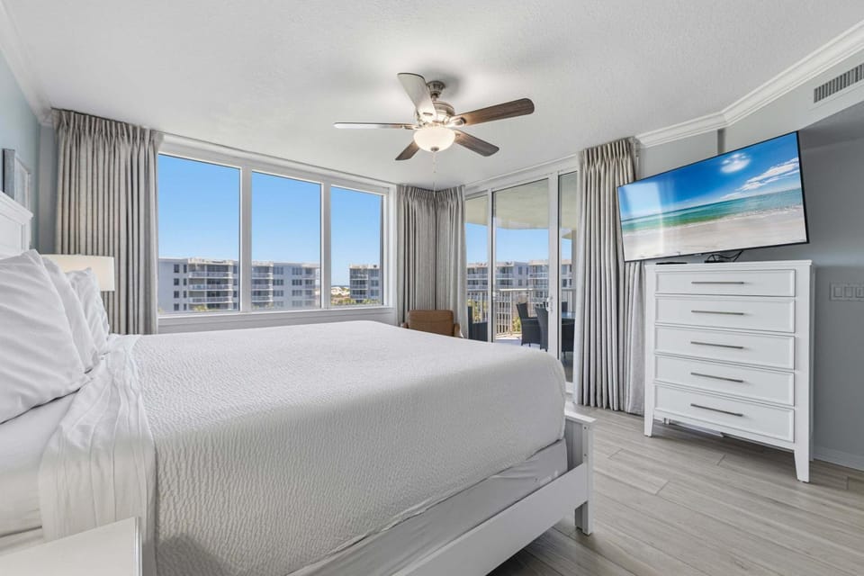 Bayfront condo steps to beach with waterfront balcony pool & lazy river House in Okaloosa Island