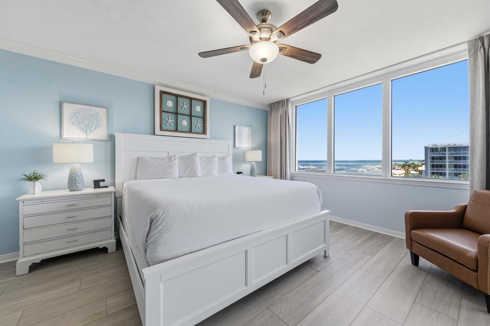 Bayfront condo steps to beach with waterfront balcony pool & lazy river House in Okaloosa Island