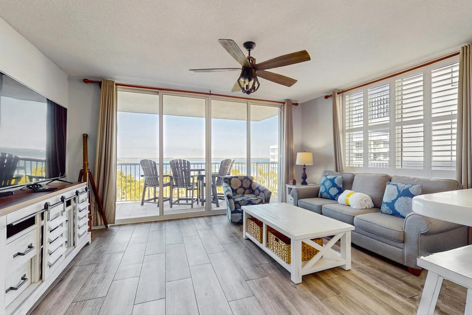 Gorgeous bayside condo with lazy river and beach access House in Okaloosa Island