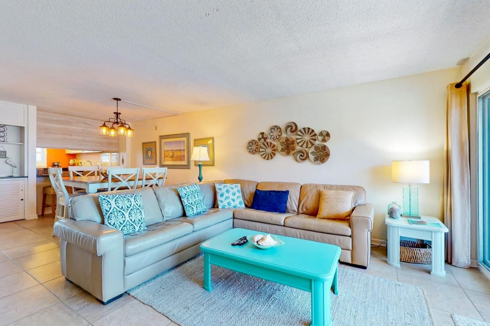 Serene Gulf-front condo with a pool tennis grilling area & beach access House in Okaloosa Island