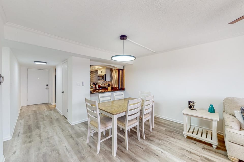 Beachfront condo with two pools sauna & tennis court access - scenic balcony House in Okaloosa Island