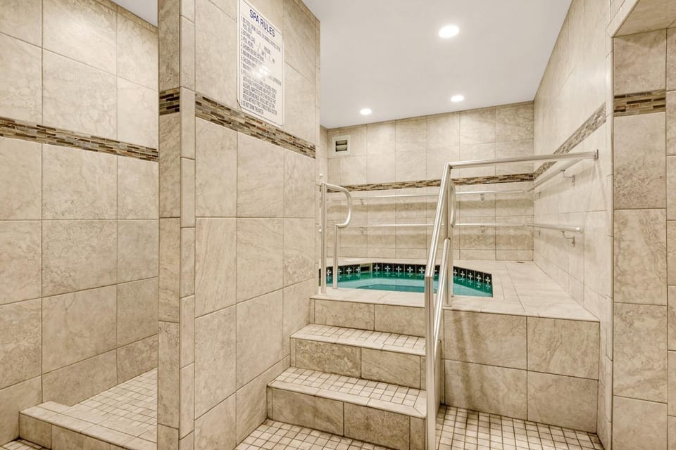 Beachfront condo with two pools sauna & tennis court access - scenic balcony House in Okaloosa Island