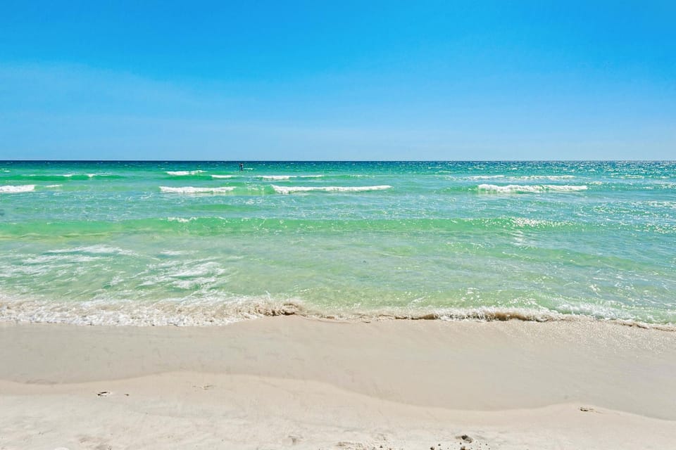 Beachfront condo with two pools sauna & tennis court access - scenic balcony House in Okaloosa Island