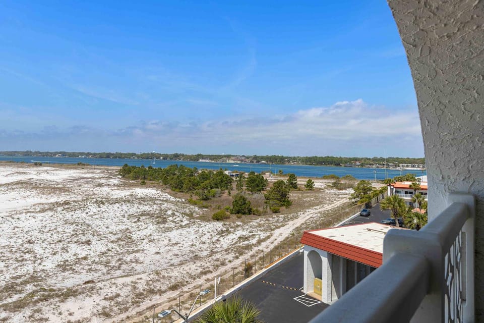 Modern 6th-floor condo with furnished balcony ocean views pools & beach access House in Okaloosa Island