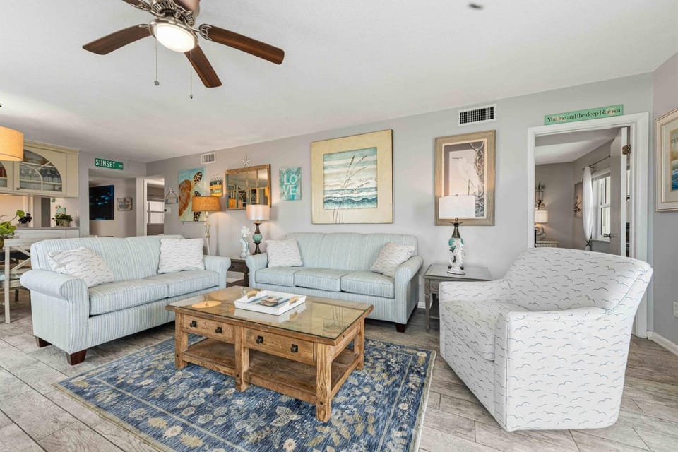 Modern 6th-floor condo with furnished balcony ocean views pools & beach access House in Okaloosa Island