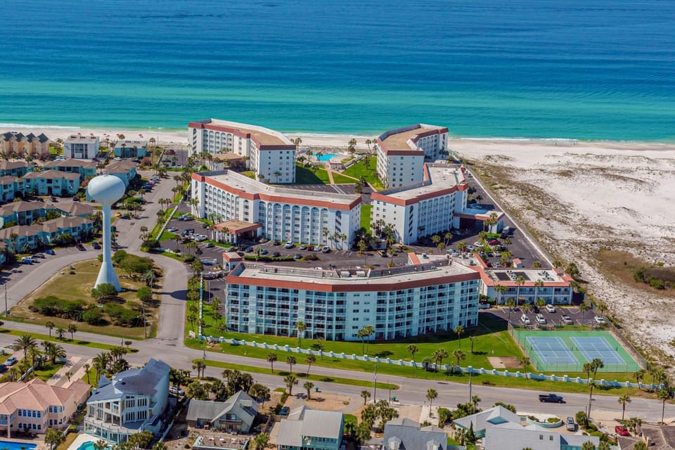 Cozy coastal escape condo with shared pool Beach access Gym and Sauna House in Okaloosa Island