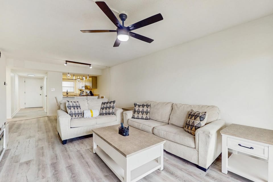 Cozy coastal escape condo with shared pool Beach access Gym and Sauna House in Okaloosa Island