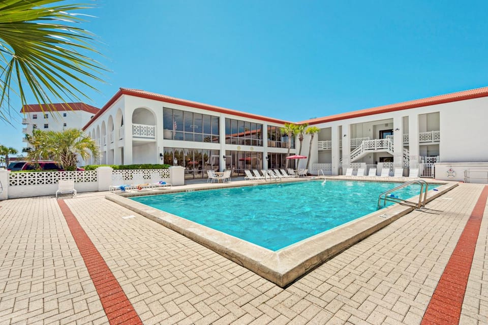 Cozy coastal escape condo with shared pool Beach access Gym and Sauna House in Okaloosa Island