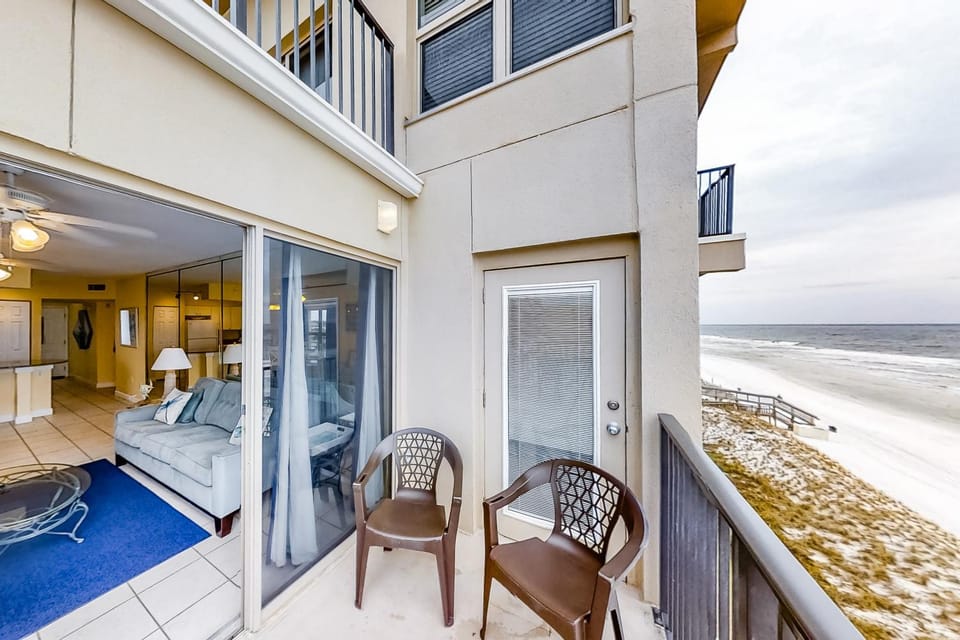 Wonderful Gulf-front condo with pool corner balcony central AC & beach access House in Okaloosa Island