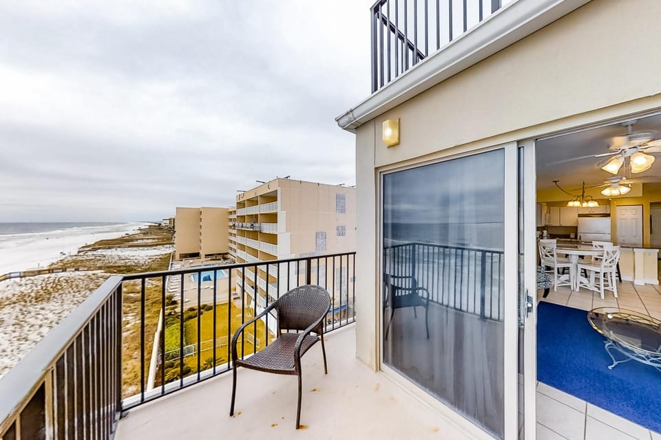Wonderful Gulf-front condo with pool corner balcony central AC & beach access House in Okaloosa Island