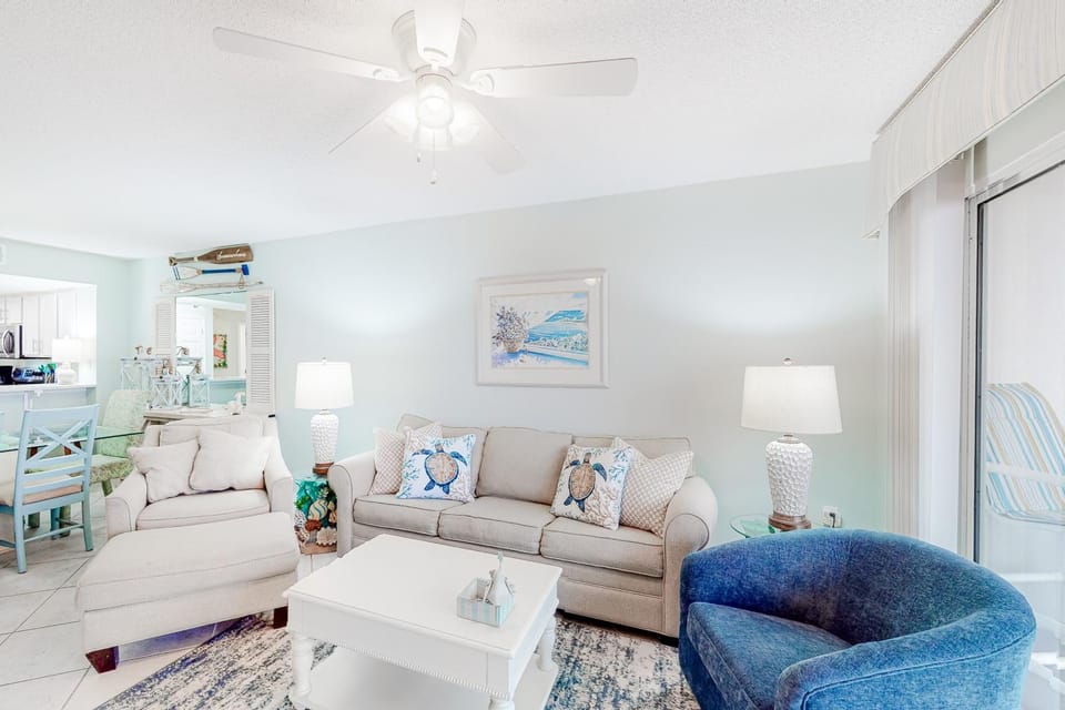 Charming Beachfront Condo Perfectly Located Near Entertainment House in Okaloosa Island