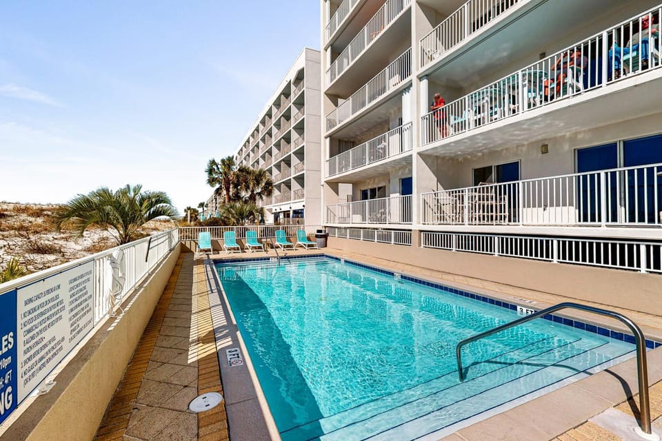 Gulf-front condo with outdoor pool & tennis - short drive to entertainment House in Okaloosa Island