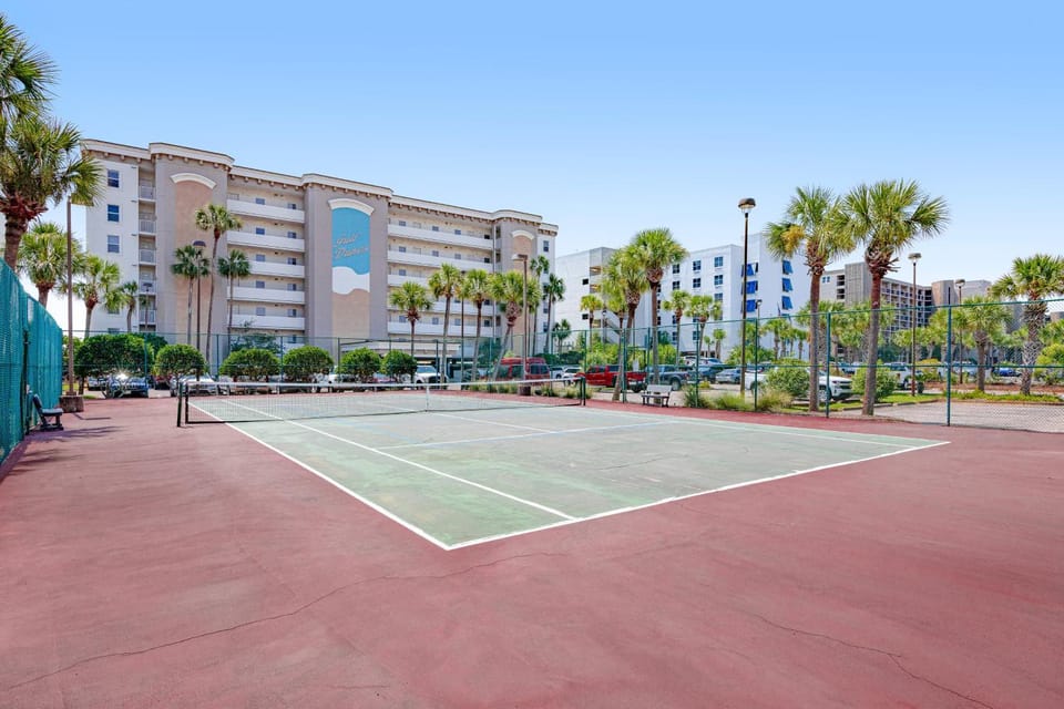 Gulf-front condo with outdoor pool & tennis - short drive to entertainment House in Okaloosa Island
