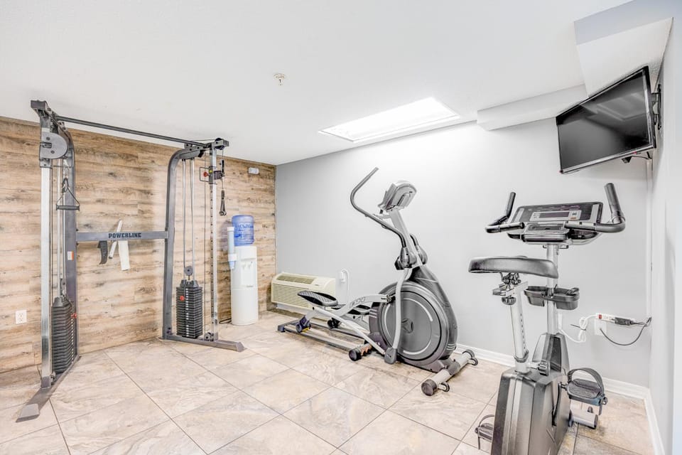 Gulf-front condo with outdoor pool & tennis - short drive to entertainment House in Okaloosa Island