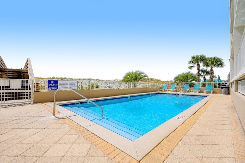 Relaxing oceanfront escape with fitness center shared pool & views House in Okaloosa Island