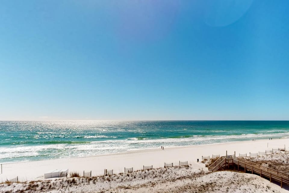 Beachfront condo with gulf views pool & balcony - near dining attractions House in Okaloosa Island