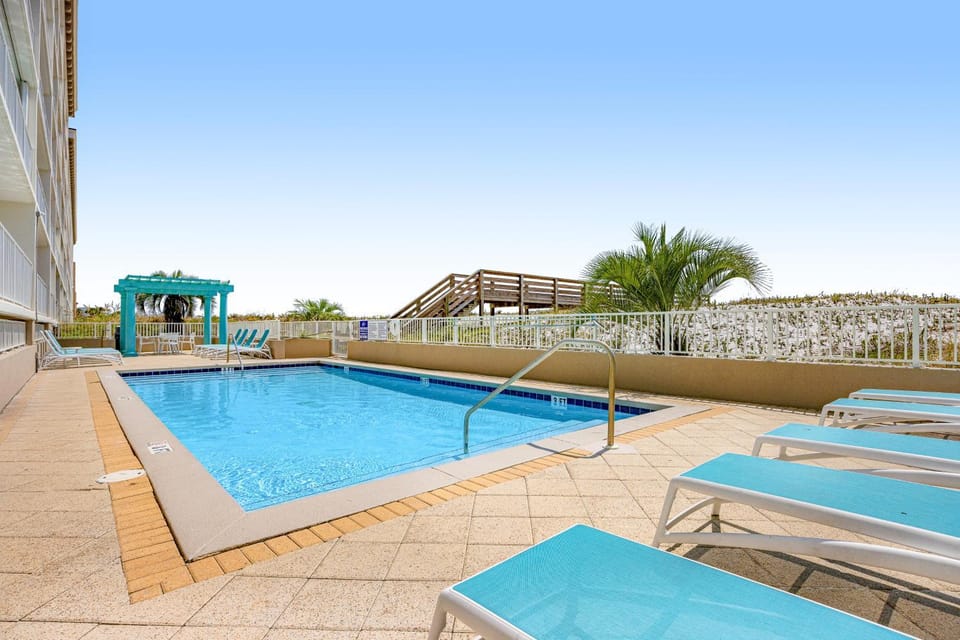 Beachfront condo with gulf views pool & balcony - near dining attractions House in Okaloosa Island