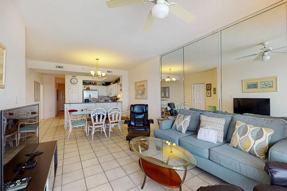 Vibrant Waterfront Condo Short Drive to Plenty of Tasty Dining Spots House in Okaloosa Island