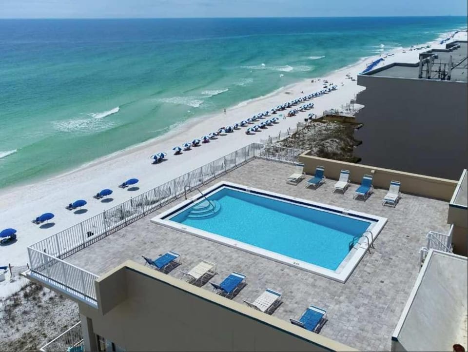 Gulf front condo with Wifi Wash and dryer Rooftop pool House in Okaloosa Island