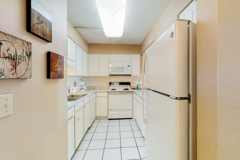 Updated beachfront condo with beach setup - quick drive to entertainment House in Okaloosa Island