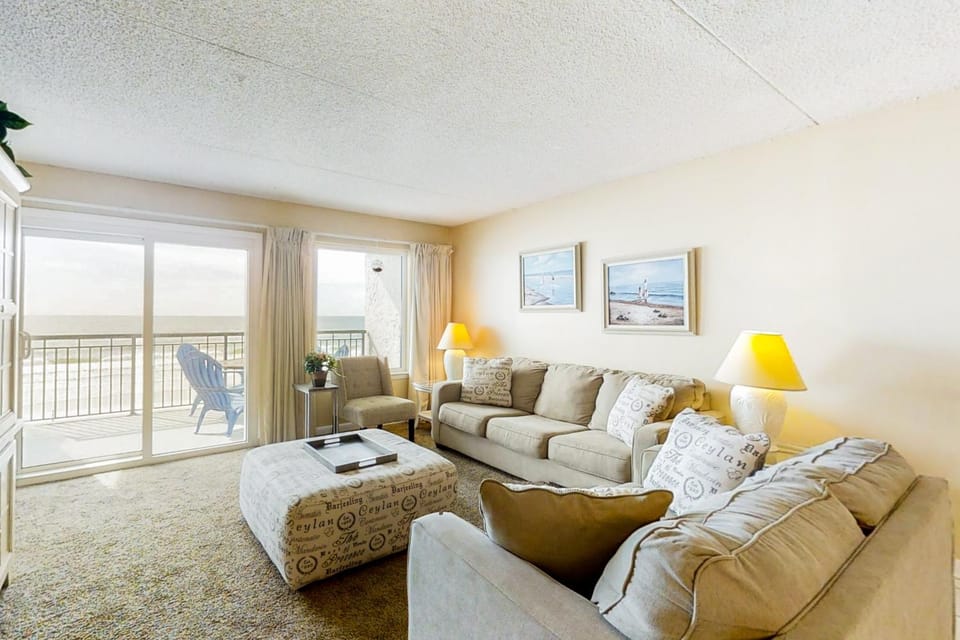 Updated beachfront condo with beach setup - quick drive to entertainment House in Okaloosa Island