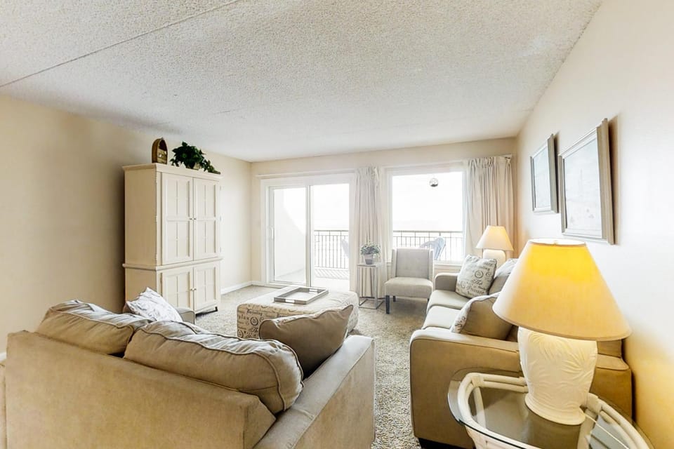 Updated beachfront condo with beach setup - quick drive to entertainment House in Okaloosa Island