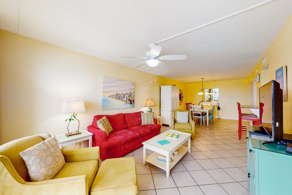 Updated beachfront condo with beach setup quick drive to entertainment House in Okaloosa Island