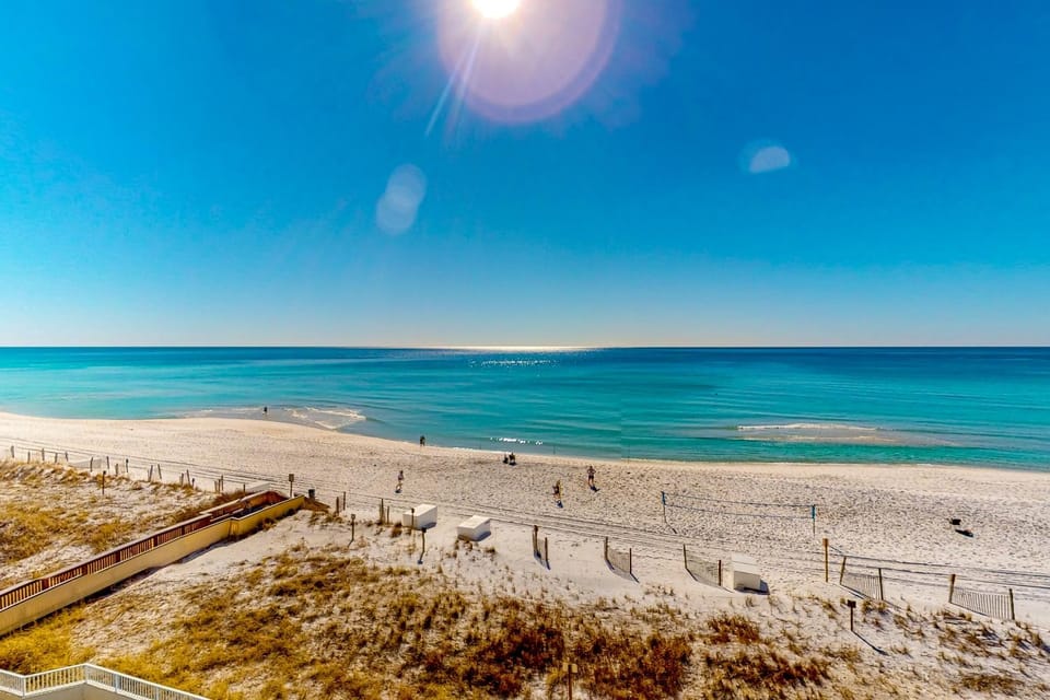 Updated beachfront condo with beach setup quick drive to entertainment House in Okaloosa Island