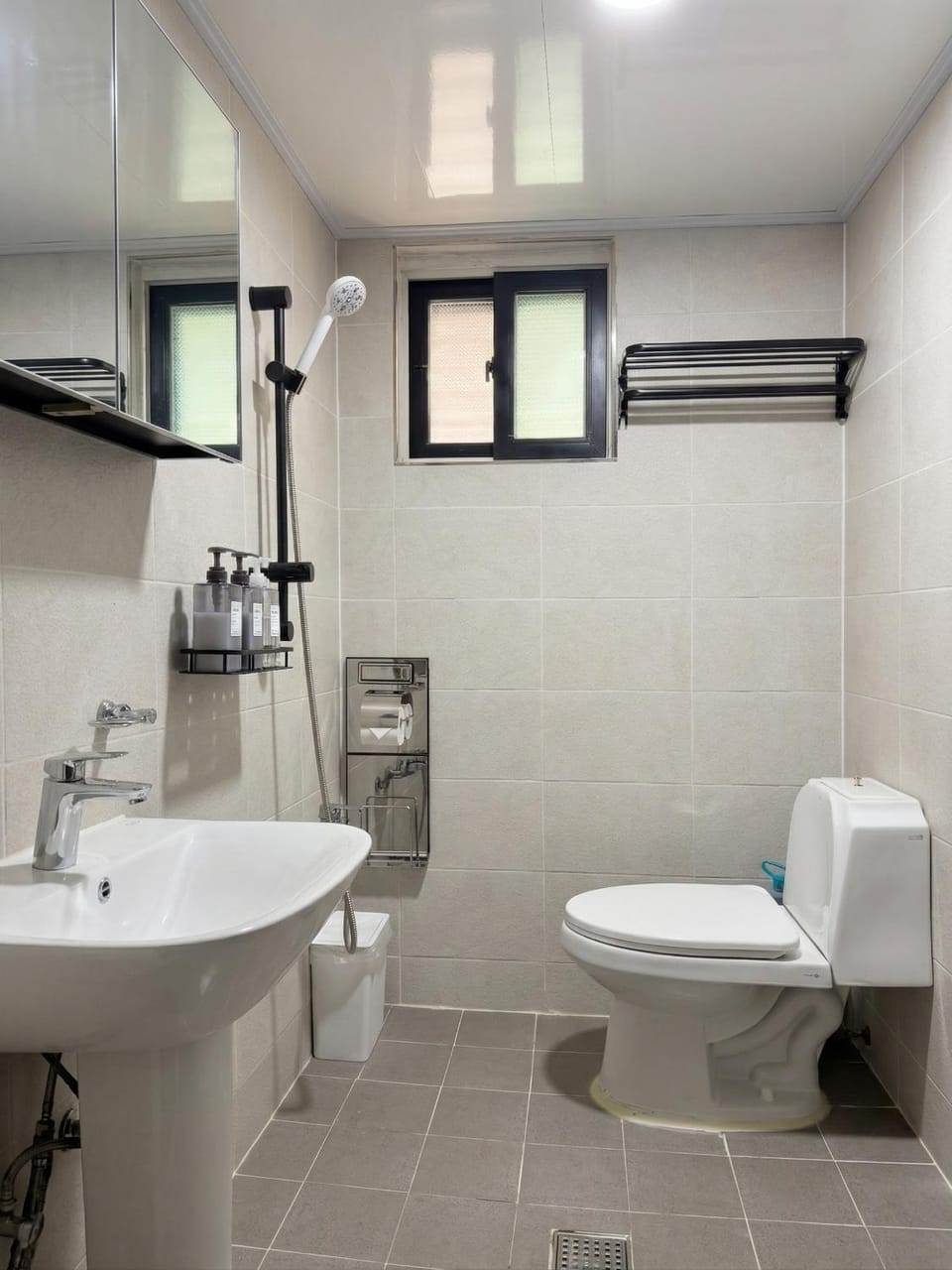 Shower, Toilet