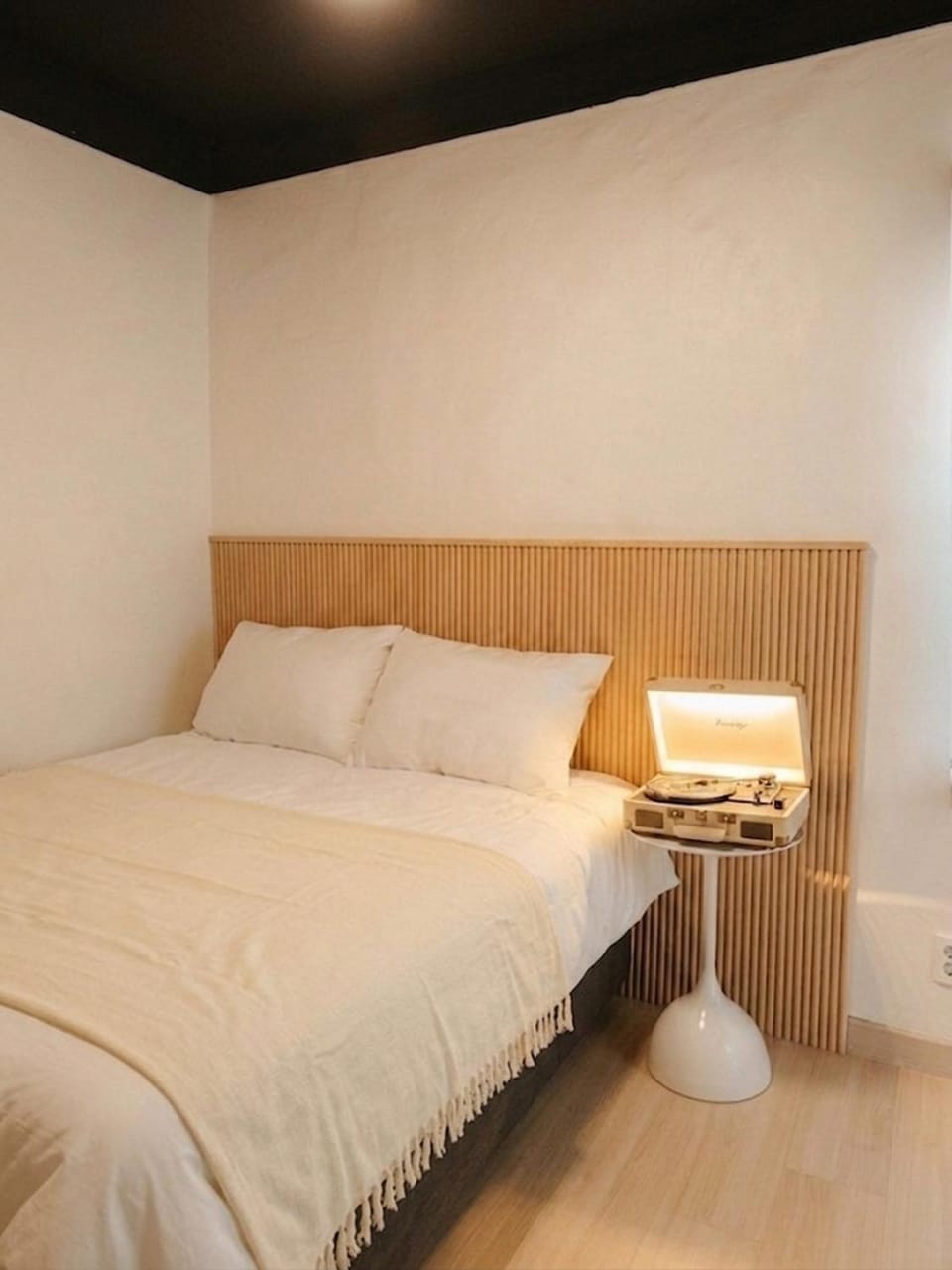 Bed, TV and multimedia, Decorative detail, Bedroom